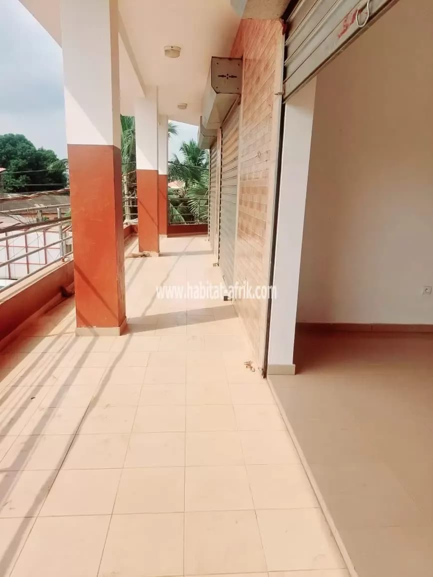 Nous mettons en location une boutique large wc interne situé à l’étage agoe assiyeye lome togo