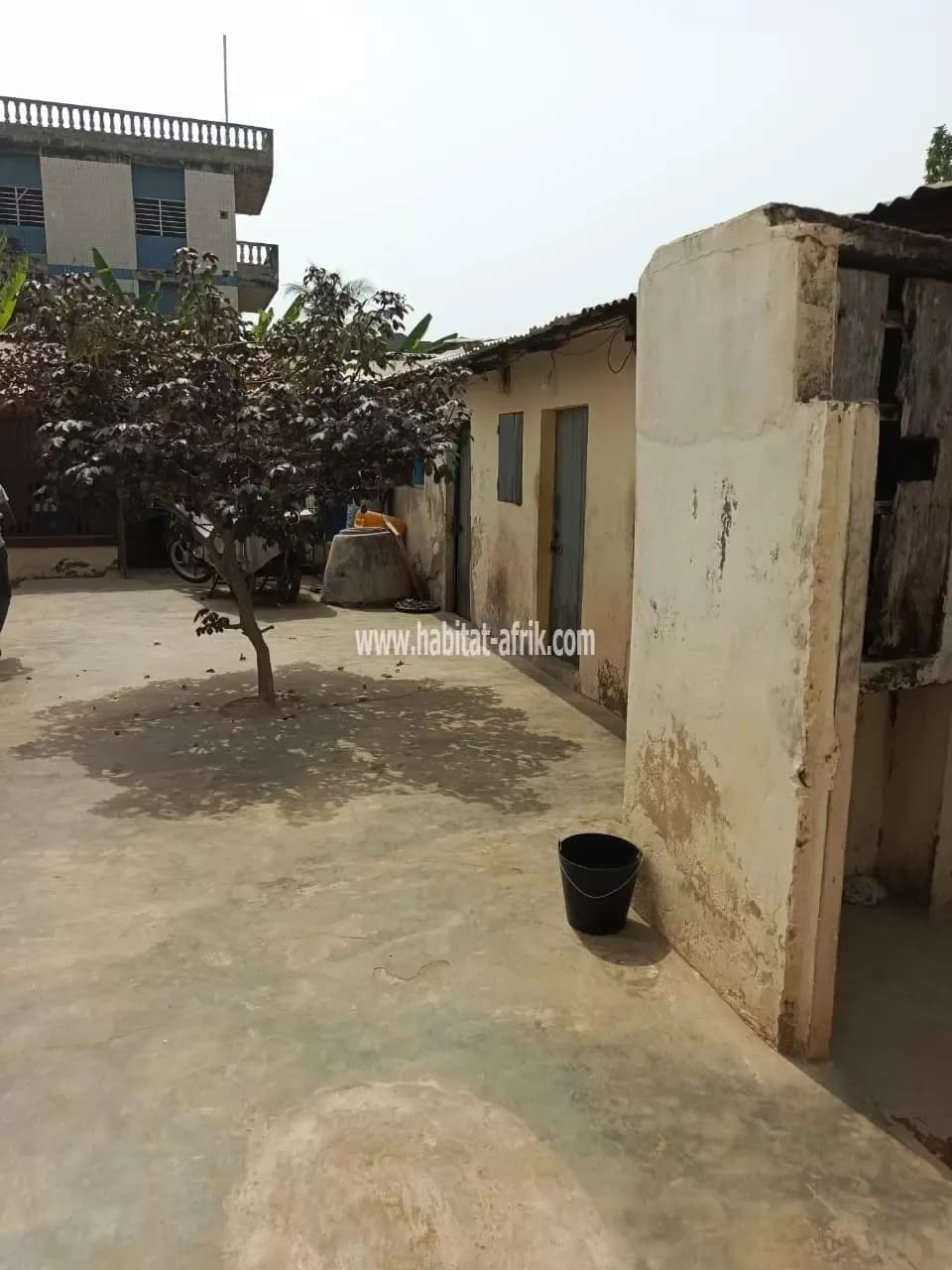 Je mets en vente une parcelle de terrain trois quarts (3/4) de lot à avenou sur lequel est construite des chambres de location lome togo