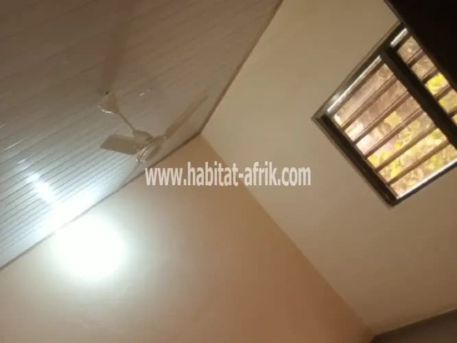LOCATION Appartement cour unique de chambre salon WC douche cuisine interne à l'étage à Atsiégou Lomé-Togo