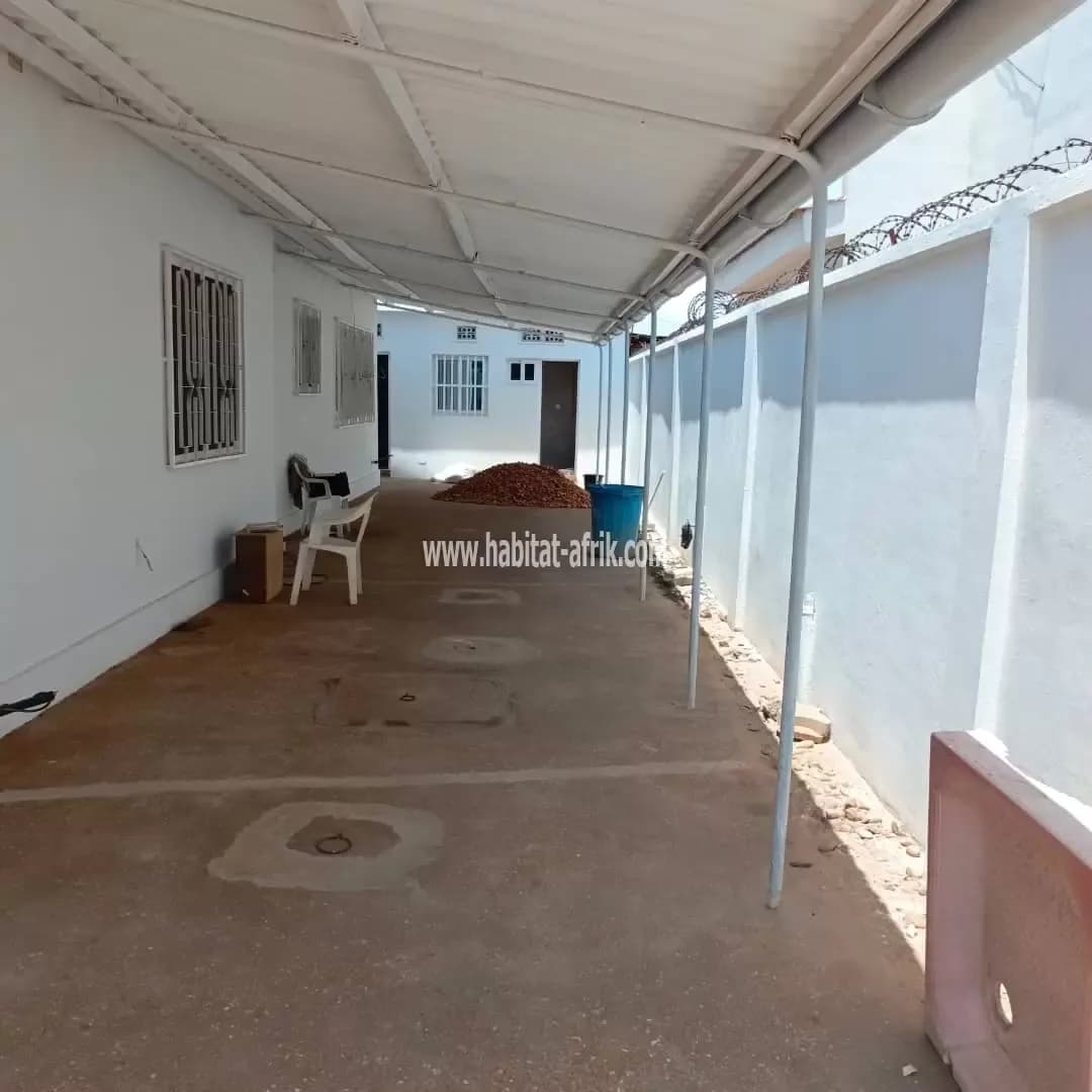 Location villa duplex de 05 chambres salon 02 dépendances situé à Kégué federation lome togo