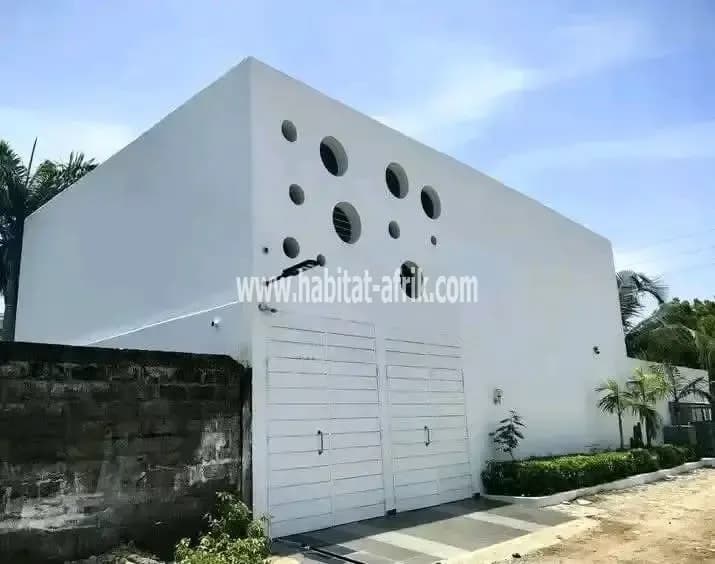 VILLA EN ANGLE DE RUE A FIDJROSSE PLAGE