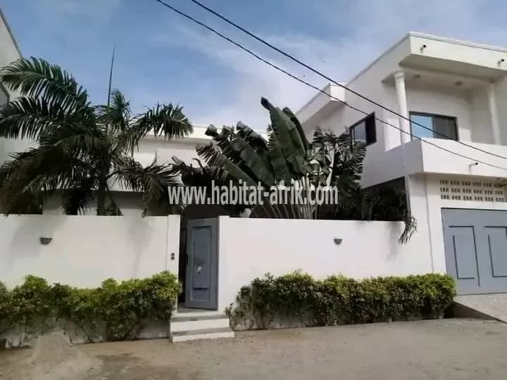 VILLA DUPLEX R+1 À VENDRE À FIDJROSSÈ DERRIÈRE UPB.