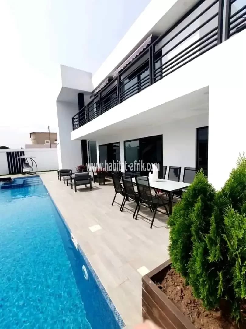 Je mets en vente une maison de trois chambres super clean meublé à sanguera lome togo