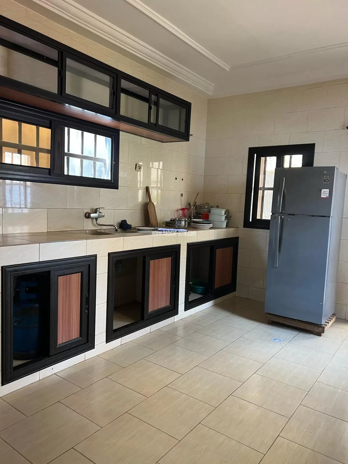Je mets en location un appartement meublé de trois (03) chambres salon équipé avec piscine situé à agoe mariam lome togo