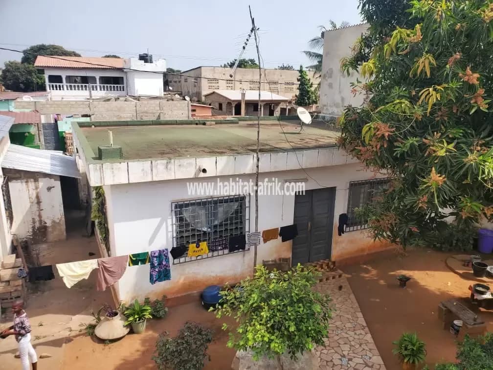 MAISON À VENDRE AVEC TITRE FONCIER SUR DEMI LOT 300 MÈTRES CARRÉ À ATSIÉGOU 70 MÈTRES DU GOUDRON LOME-TOGO