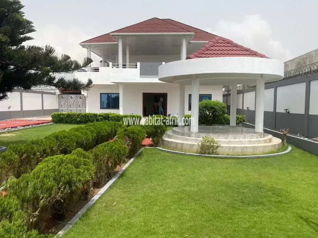 Je mets en location une maison de vacances meublée dans localité de kpogan 5 chambres salon douche wc cuisine équipée avec un grand jardin lome togo