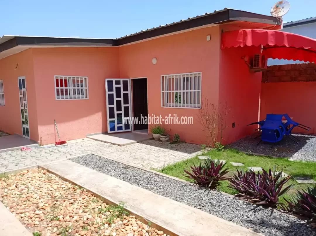 Je mets en location une mini villa meublée de deux (2) chambres salon équipée avec jardin situé à adidogome cité mokpokpo lome togo