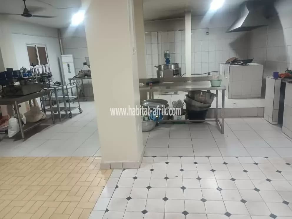 JE METS EN LOCATION UNE PLACE POUVANT SERVIR A PIZZERIA - BAR - RESTAURATION - ET DIVERS SITUÉ À HEDZRAWOE SUR LA ROUTE DE TOGO 2000 STATION D’ESSENCE YATT &amp; CO LOME TOGO