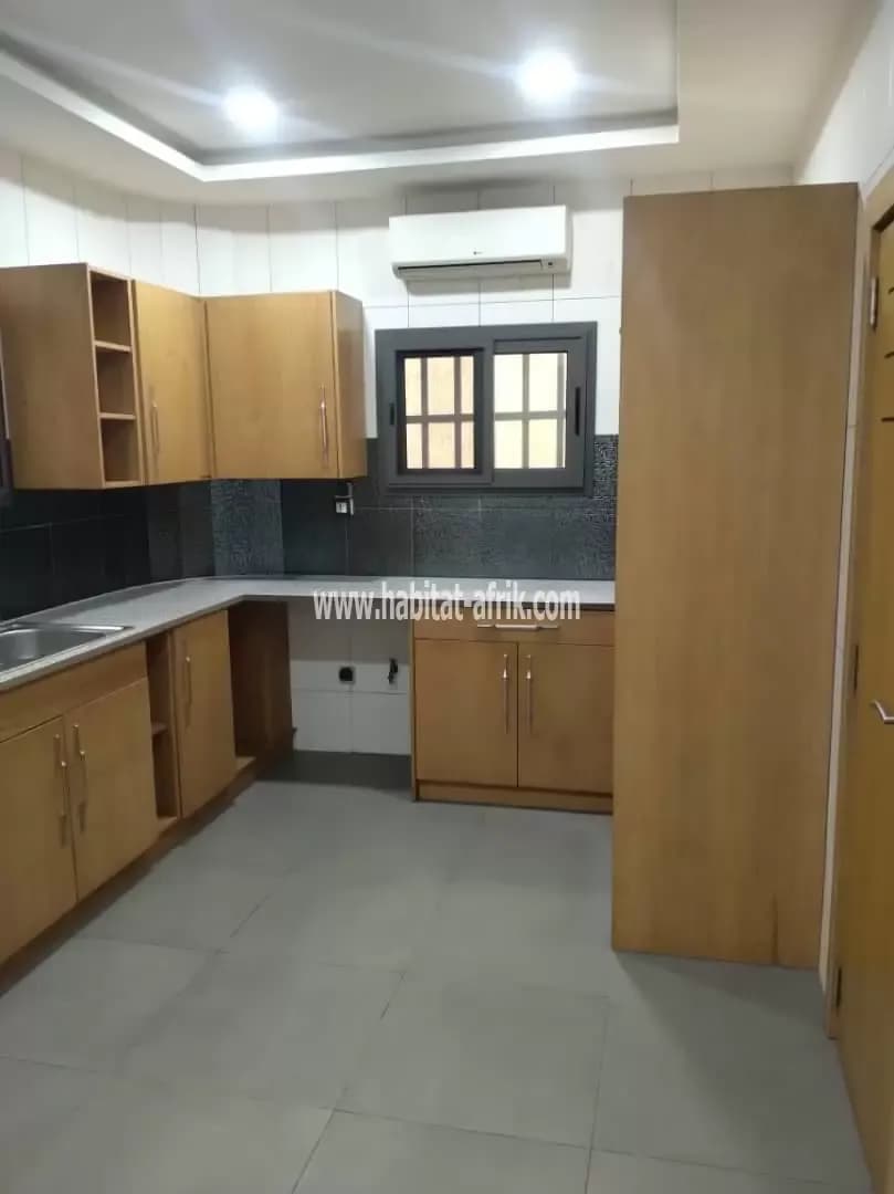 Nous mettons en location une villa duplex meublée de 4 chambres salon équipé dans un environnement calme situé à nyekonakpoe lome togo