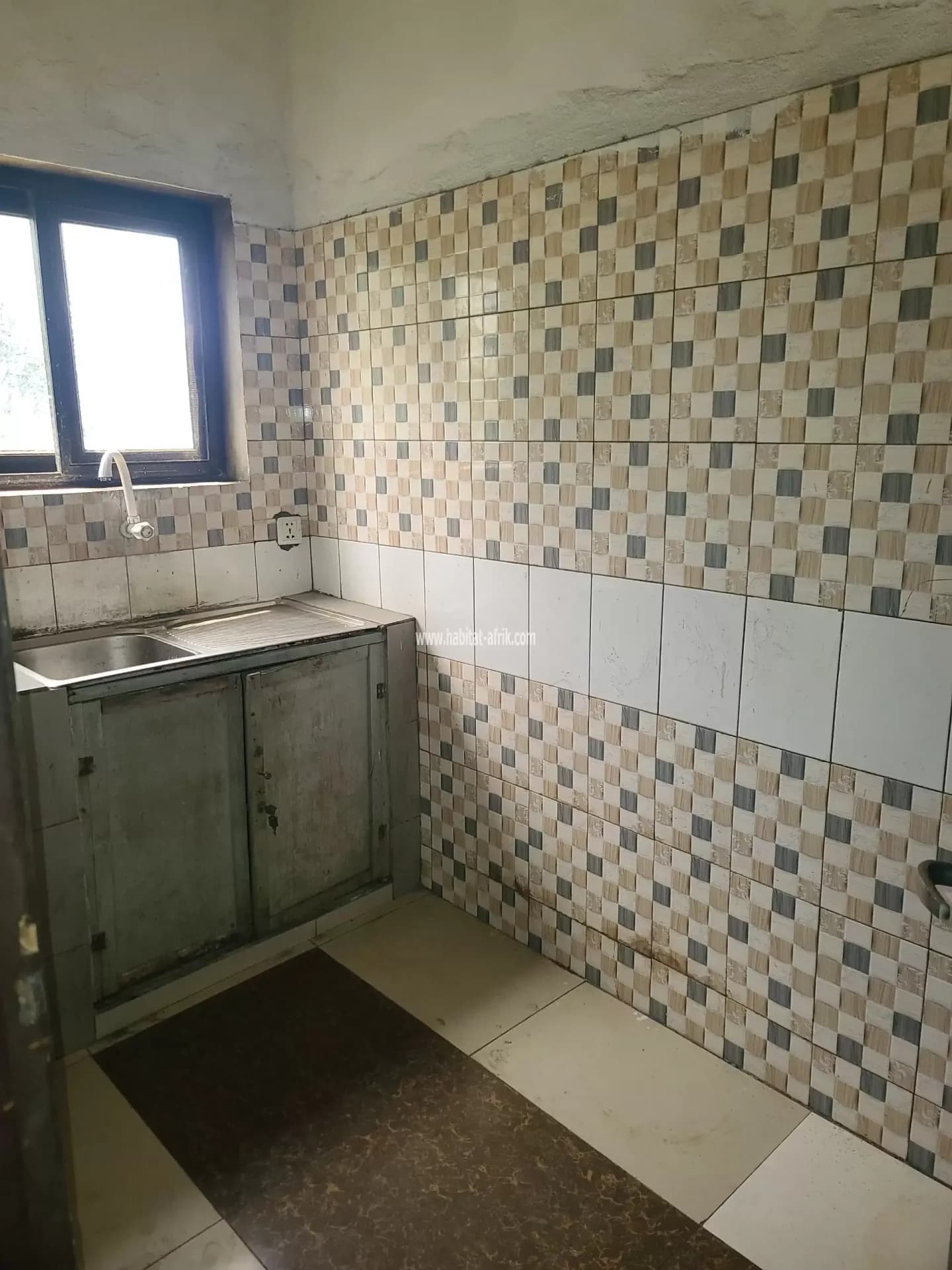 Nous mettons en location un appartement scinder de deux (02) chambres salon a l’étage R1 situé à Soted Lomé togo