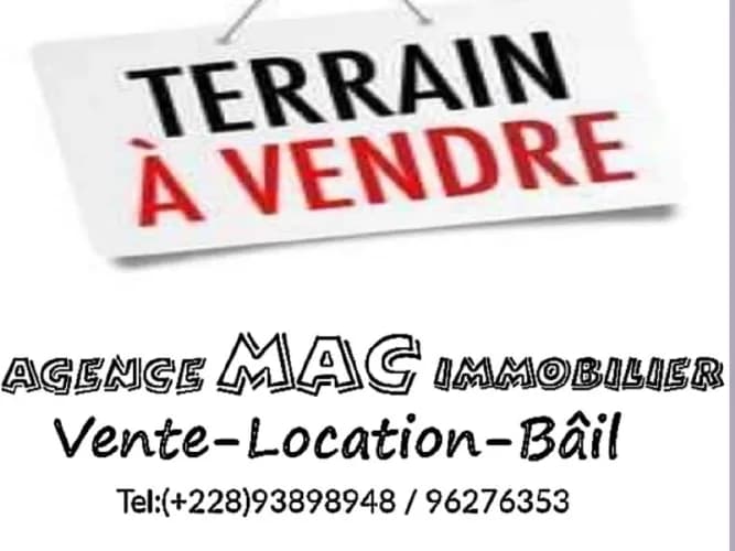 Terrain à vendre demi lot carré 300 mètres carré à totsi Lomé-Togo