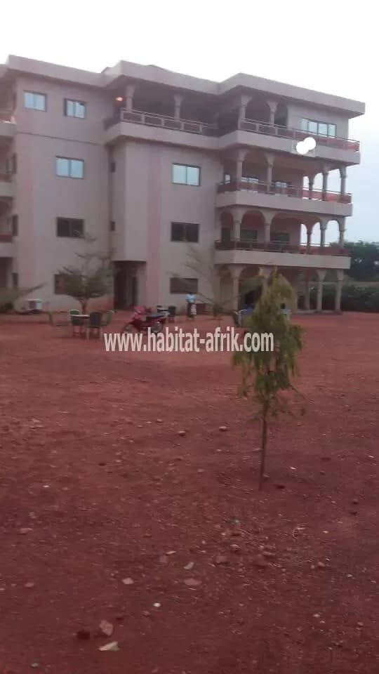 Hôtel à vendre à TANGUIÉTA NON LOIN DE LA MAIRIE AU NORD DU BÉNIN