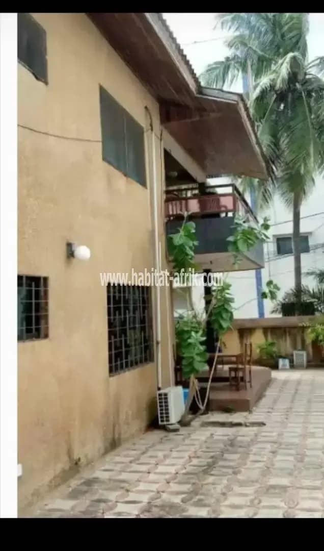 VILLA R+1 À VENDRE À COTONOU FIDJROSSÈ ZONE UPIB