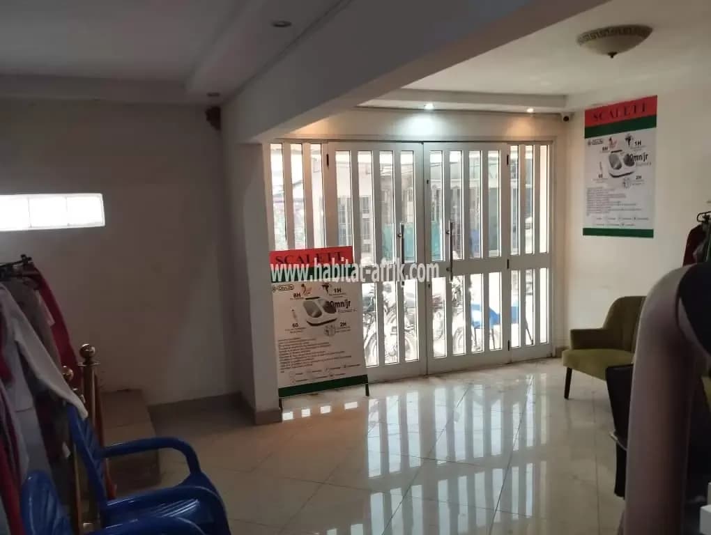 Location boutique avec un bureau et toilettes interne, en bordure du goudron, non loin du feu tricolore à tokoin ramco, lome togo