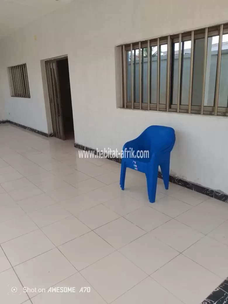 Location villa 3 chambres salon et dépendance à un pas du goudron baguida monument lome togo