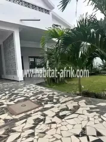 Villa a louer composé de 4 chambres autonomes salon toutes spacieuses climé et 2 dépendances avec jardin situé à 300 mètres du goudron catholique avépozo lome togo