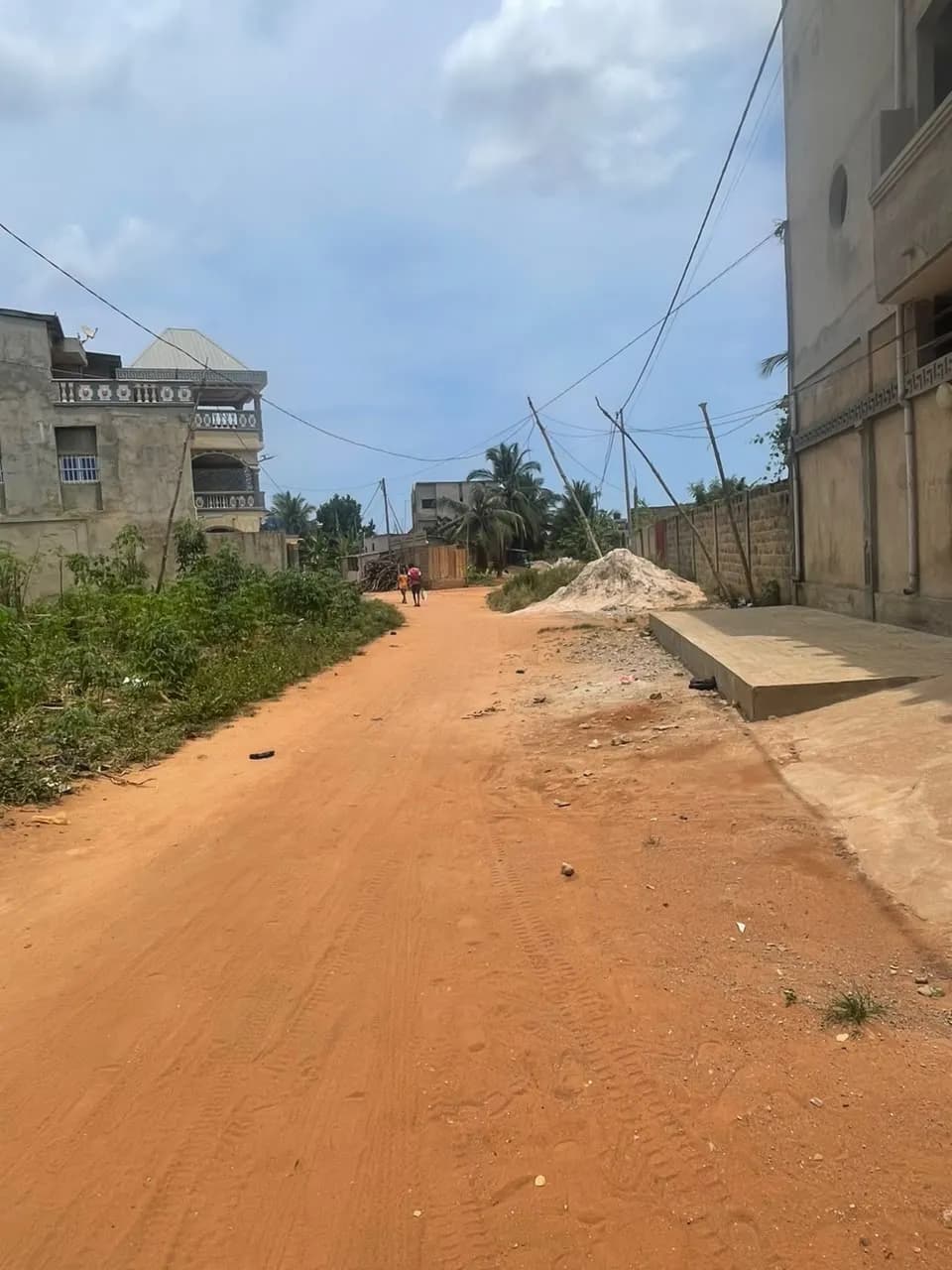 Terrain a vendre, 1 lot et 1 quart 750 mètres carrés avec titre foncier à 200 mètres du bar rasta et 700 mètres du goudron rond point catholique ségbe lome togo