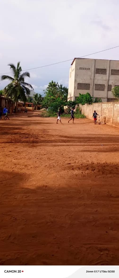 Terrain a vendre 01 lot à déduire de 2 lots collés, et possibilité de vendre demi lot avec titre foncier personnel au quartier sagbado, a coté de l’ecole baptiste lome togo