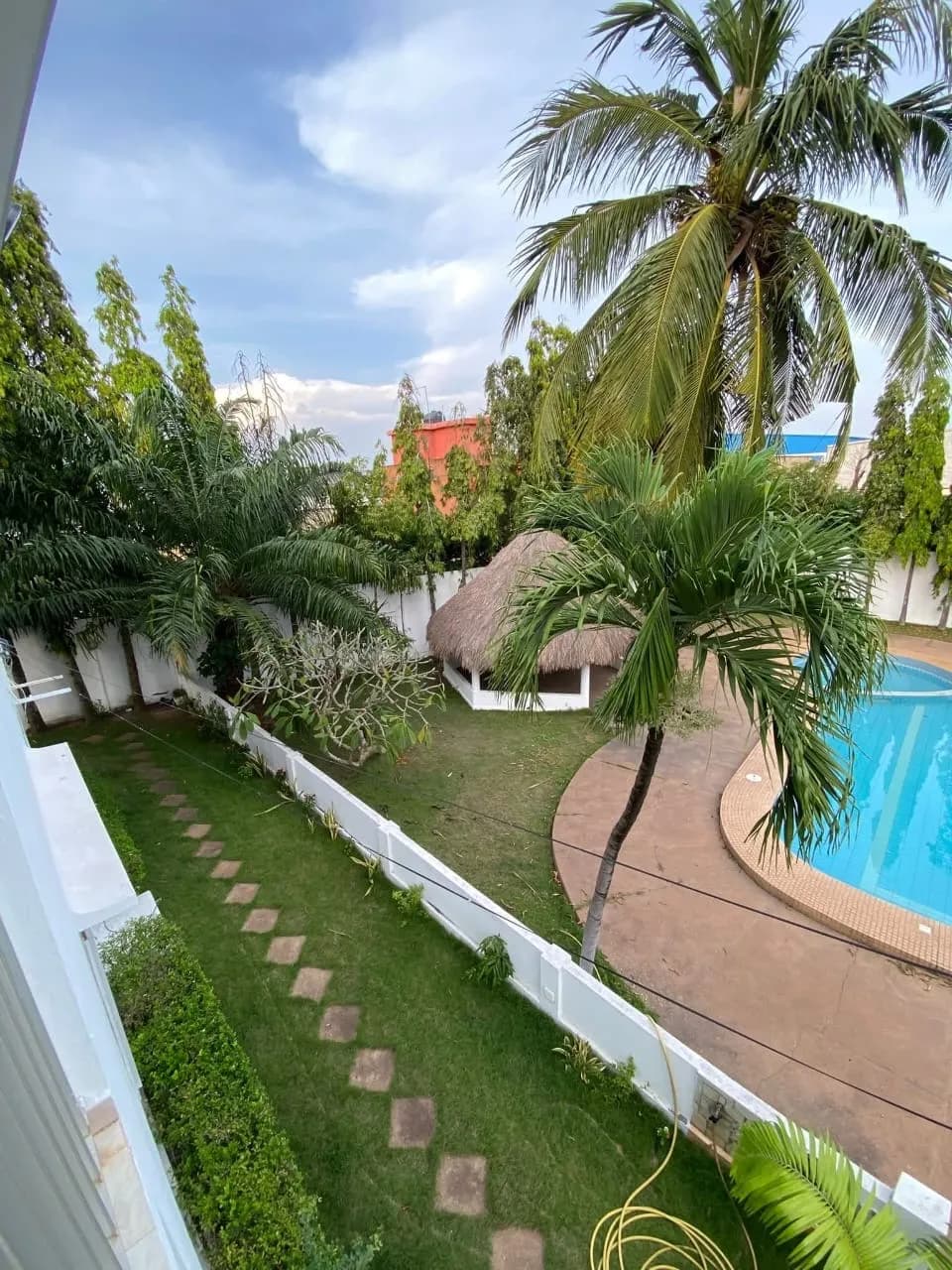 Villa duplex à louer composé de 4 chambres salon, 2 dépendances, bureau, piscine, grand jardin, à ablogamé, le quartier de l’hôtel sarakawa lome togo