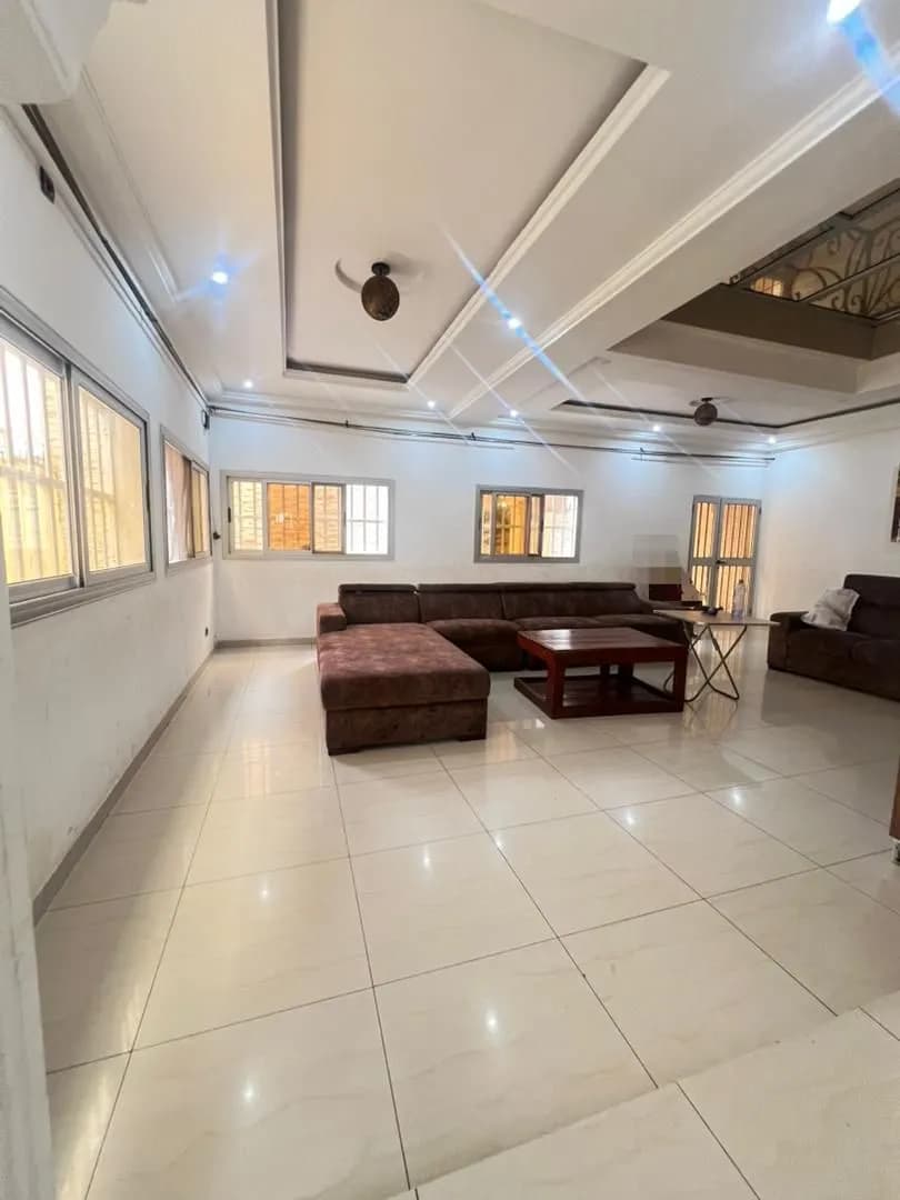 Villa duplex à vendre, composé de 6 chambres salon et dépendance avec titre foncier au quartier résidentielle juste 50 mètres du goudron agoe cacaveli lome togo