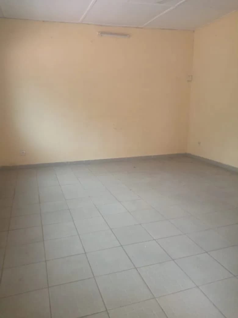 Location appartement 02 chambres salon en bordure du goudron Adidogomé fransciscain lome togo