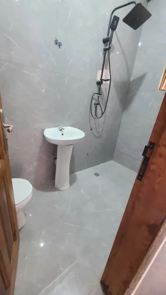 Location appartement chambre salon douche wc cuisine, a l’etage non loin de l’hôtel concorde adidoadin lome togo