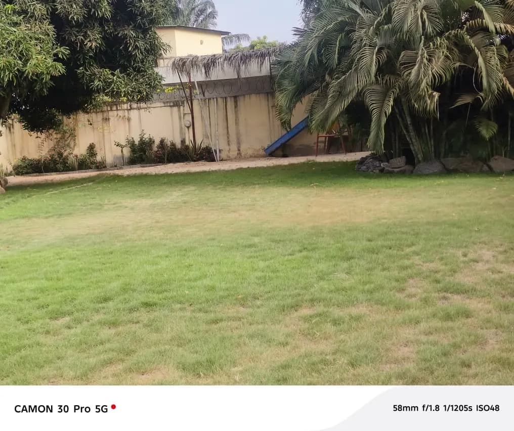 Maison a vendre, composé de 5 chambres salon et 2 dépendances, construites sur 3,75 lots, ouvrant sur 2 rues, et au bord du pavé djidjolé lome togo